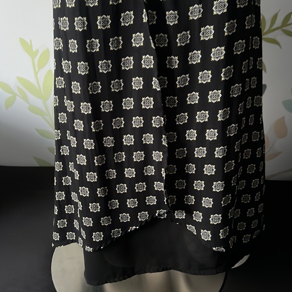 4/$20 Rickis Large Flowy Tank Top - Picture 3 of 9